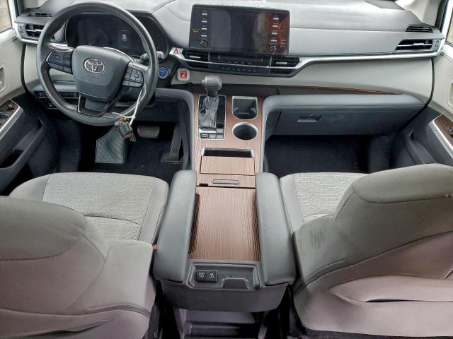 Toyota Sienna Le Image 5