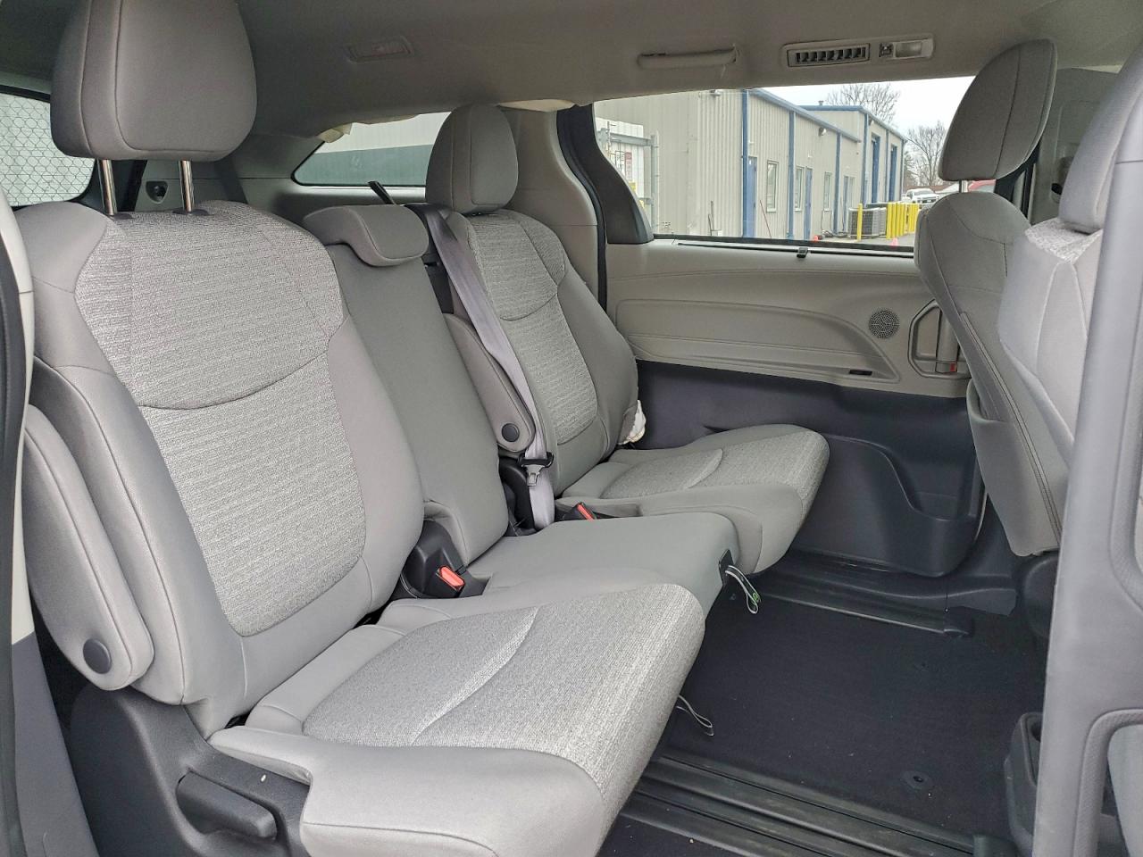 Toyota Sienna Le Image 13