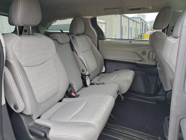 Toyota Sienna Le Image 13